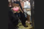影/電梯超載「7女1男」沒人讓僵持10分鐘　網友傻：誰下就輸了嗎？