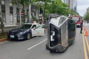 快訊/內湖警車押人犯「派出所前遭撞」！肇事車側翻　男稱「被蟲嚇到」