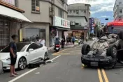 雲林街頭驚見自撞「烏龜翻」！特斯拉「違停遭波及」　車主下場慘了