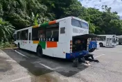 影/基隆公車沿路漏油！害10人慘摔送醫　外送員更慘…肋骨斷7根
