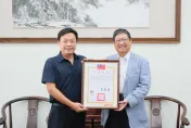 國民黨陳星宏贏得新竹縣議員補選　楊文科親自頒發證書