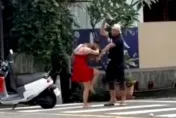 影/只為千元酒錢！高雄男拿木屐狂毆 　老闆娘「頭部爆血」跌坐在地