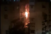 影/疑為鋰電池爆炸！女兒男友「遭壓鐵皮下成焦屍」　土城惡火釀3死
