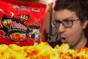 影/太辣了！丹麥召回下架韓國3款網紅辣雞麵　稱或造成「急性中毒」