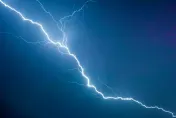 影/大難不死！2男雨天廣場撐傘竟遭雷劈　網友：恭喜渡劫成功