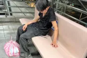 男子搭捷運腰間佩刀嚇壞乘客　警趕到場他回「割紙箱用的」