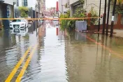 影/工地施工堵暗溝惹禍！　台南觀亭街30年來首淹「最深大腿肚」...11戶受害