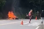 快訊/命大！北宜公路重機大火球　他「自摔撞電桿」還活著站起來