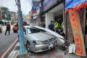 快訊/板橋驚悚三寶！　阿北車開一半突穿越防撞桿「逆向衝撞店面」