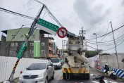 影/號誌桿當場被拉倒！新莊水泥預拌車勾到電線闖禍　交通一度癱瘓