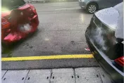 影/桃園後火車站「玩命碰碰車」！女三寶倒車打錯檔撞高檔賓士「擋風玻璃噴出來」