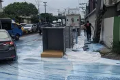 快訊/獨！桃園貨車翻塗料染白道路　5騎士摔滿地送醫搶救