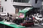 影/驚悚畫面曝！公車失控撞進銀行致5傷　因私家車突變道避讓不及釀禍