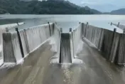 影／睽違250天！鯉魚潭水庫達滿水位　鋸齒堰溢洪道再現瀑布美景