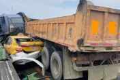 影/畫面曝光！國3南桃園段砂石車爆胎　「車斗甩內線」擠扁2小車