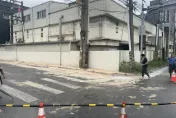 影/桃園「夏雪」了？貨車裝滿塗料桶突傾倒　5騎士慘雷殘摔倒