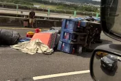 快訊/國3北上竹林段驚傳事故！小貨車翻覆物品散落一地　佔用2線道