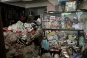 影/屋子塞滿雜物「沒路走」！台南勇消花1.5hr「1抱1吊掛」救出2病患