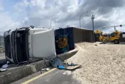倒錯地方！曳引車下銅鑼匝道「180度翻車」　細沙噴滿地…國道瞬間變沙漠