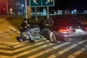 影/高雄通緝犯酒駕拒檢狂催油門！自撞路牌遭壓制仆街　6違規20萬不夠付