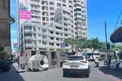 快訊/高雄鳳山「拖板車翻覆」！疑似「綑綁不牢」大型鋼圈砸路中