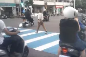 高雄「知名行人地獄」！女走斑馬線機車前後猛鑽　警方出手了
