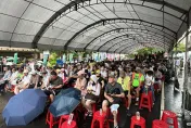 影/下雨了！青鳥重返立院第3天　舞台前搭遮雨棚號稱2千人到場