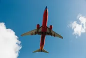 西南航空班機突急降「距地僅150公尺」　民眾嚇呆：以為我家要毀了