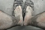 花蓮火車事故！東華畢業生曬出泥腳報平安　列車長躺擔架…大家都上前說謝謝