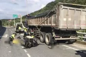 快訊/新北林口機車撞砂石車車禍　46歲男騎士骨折命危送醫不治