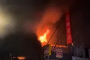 快訊/花蓮寵物店「全面燃燒」驚險畫面曝   火舌吞噬毛孩、民眾跪地CPR