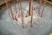 影/辱神！苗栗怪男專挑「天公爐」倒不明液體　3廟受害