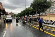 快訊/詭！板殯雨天電動機車「不明原因」燒起來　爆炸聲嚇壞人