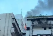 影/北市萬華大樓驚傳火警！火舌竄出窗外　警消急灌救