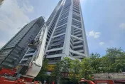 快訊/雲梯車再考驗！淡水41層摩天樓「21樓陽台有火光」　警消破門搶救