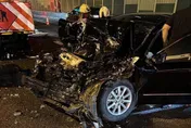 快訊/車頭全毀！國1北向33.7公里轎車追尾2施工車　4人傷駕駛一度卡車內