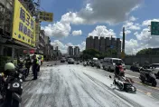 影/高雄鳳山貨車沒綁好！車上5桶水泥漆掉落　釀4騎士打滑摔慘