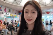 陸正妹留學生逛北車遭「輪椅阿伯襲胸」！噁心行徑全都錄　網氣炸：要報警