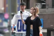 拍到了！「電豹女」草莓疑熱戀同隊球星陳孝榕　搭肩返香閨畫面曝