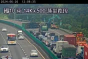 快訊/國10西向13.9K燕巢段封閉！聯結車「橫躺車道」後方大塞車