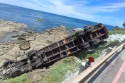 快訊/出事了！台2線瑞芳「貨櫃車衝翻海岸邊坡」　駕駛受困無生命跡象