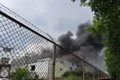 快訊/台南永康鐵皮工廠火警濃煙狂竄　疑有人受困警消趕赴救援