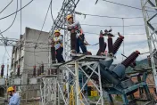 快訊/2萬戶受影響！桃園大規模停電…民眾摸黑拿手電筒作帳　台電曝雷擊釀禍