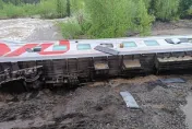 影/乘客爬窗驚慌逃！俄國驚傳火車脫軌70傷　暴雨淘空路基釀禍