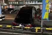 快訊/宜蘭超市停車場嚴重車禍！黑車撞翻小紅還壓上去　傷亡人數曝
