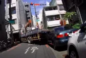 大貨車卡巷口「來回撞違停小客車5次」　網友吃瓜大喊：好療癒