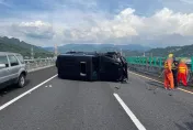 影/！大G狠撞翻車瞬間曝！28歲女駕駛追撞國6緩撞車　車頭全毀2人送醫