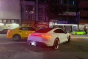 影/高雄載妹出事了！23歲哥開500萬保時捷大迴轉　小黃竟直直撞…這下慘了