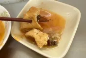 「小強噁料理」基隆再現！油豆腐藏肥美大蟑螂　衛生局查上游勒令停業改善