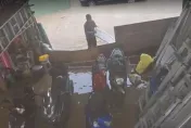 影/洪水圍困新北土城！永豐路黃泥水灌進住宅　5天前才淹水